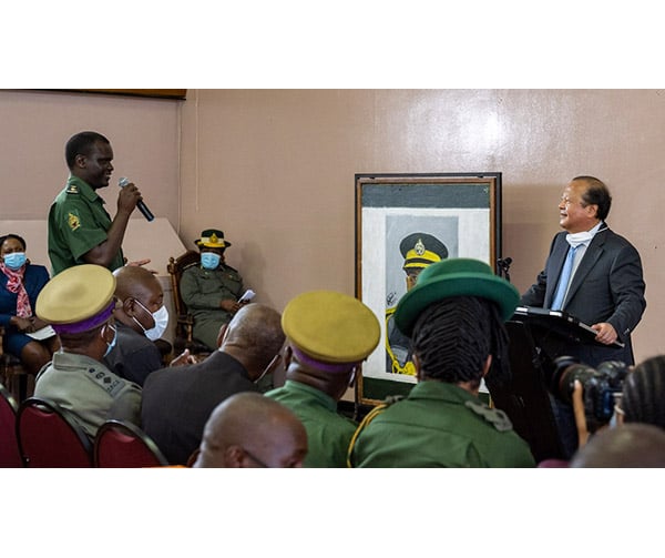 Prem Rawat visite une prison au Zimbabwe dans le cadre du Programme d’éducation pour la paix