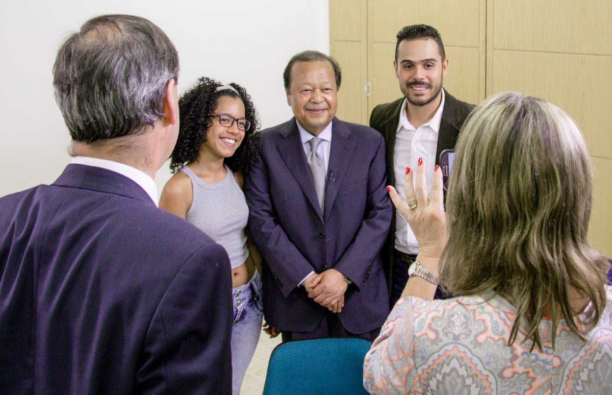 prem rawat talking people closely prem rawat talking people closely