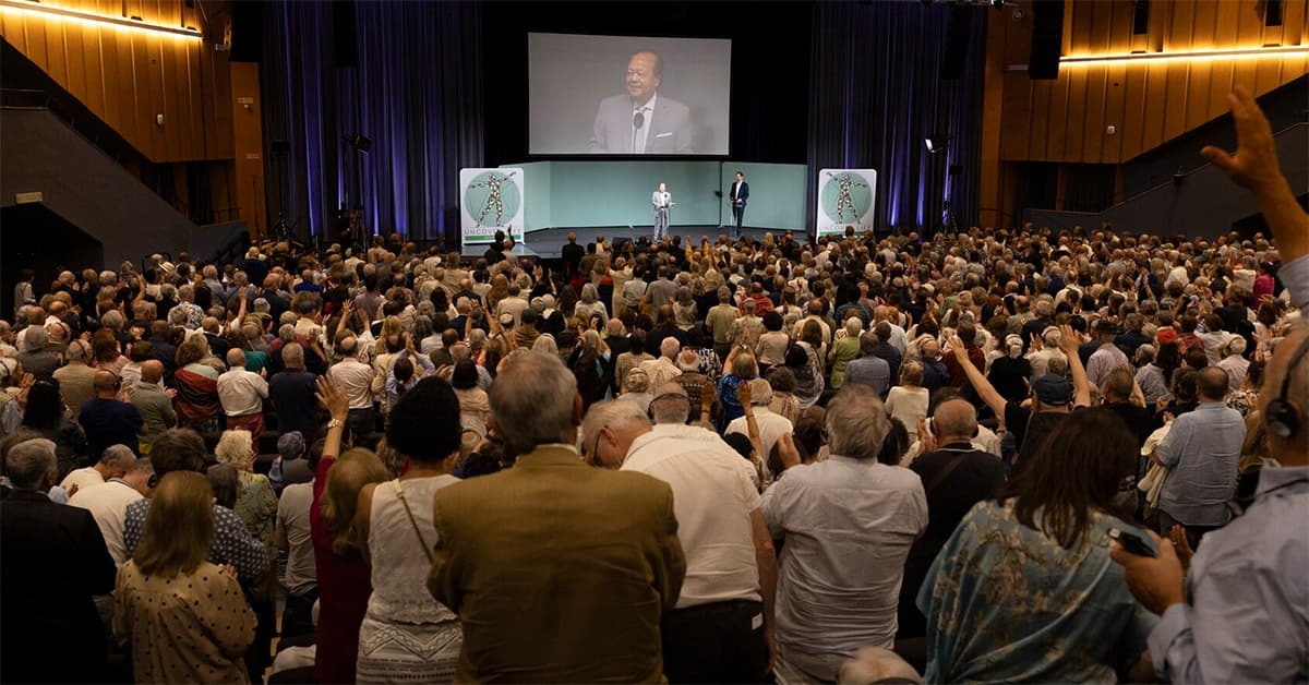 Audience members applaud during Prem Rawat’s event in Bologna, Italy