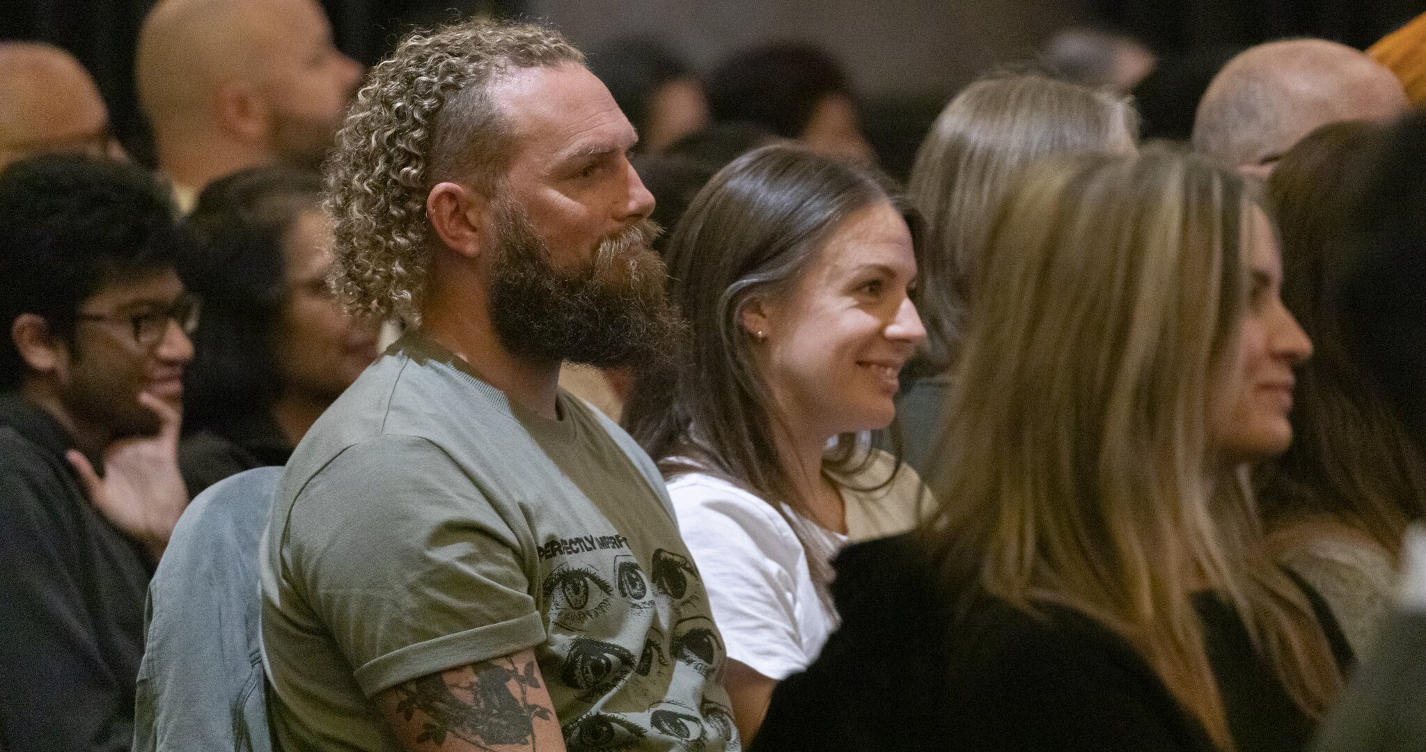 Audience members listen to Prem at his event in Auckland, New Zealand<br />
