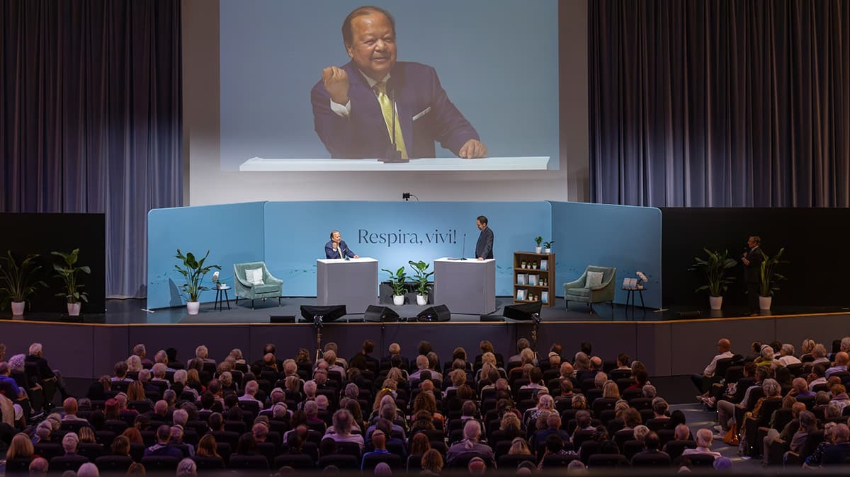 Actor Neri Marcorè interviews Prem Rawat at the Italian launch of 'Breath' book in Bologna, Italy, in 2025