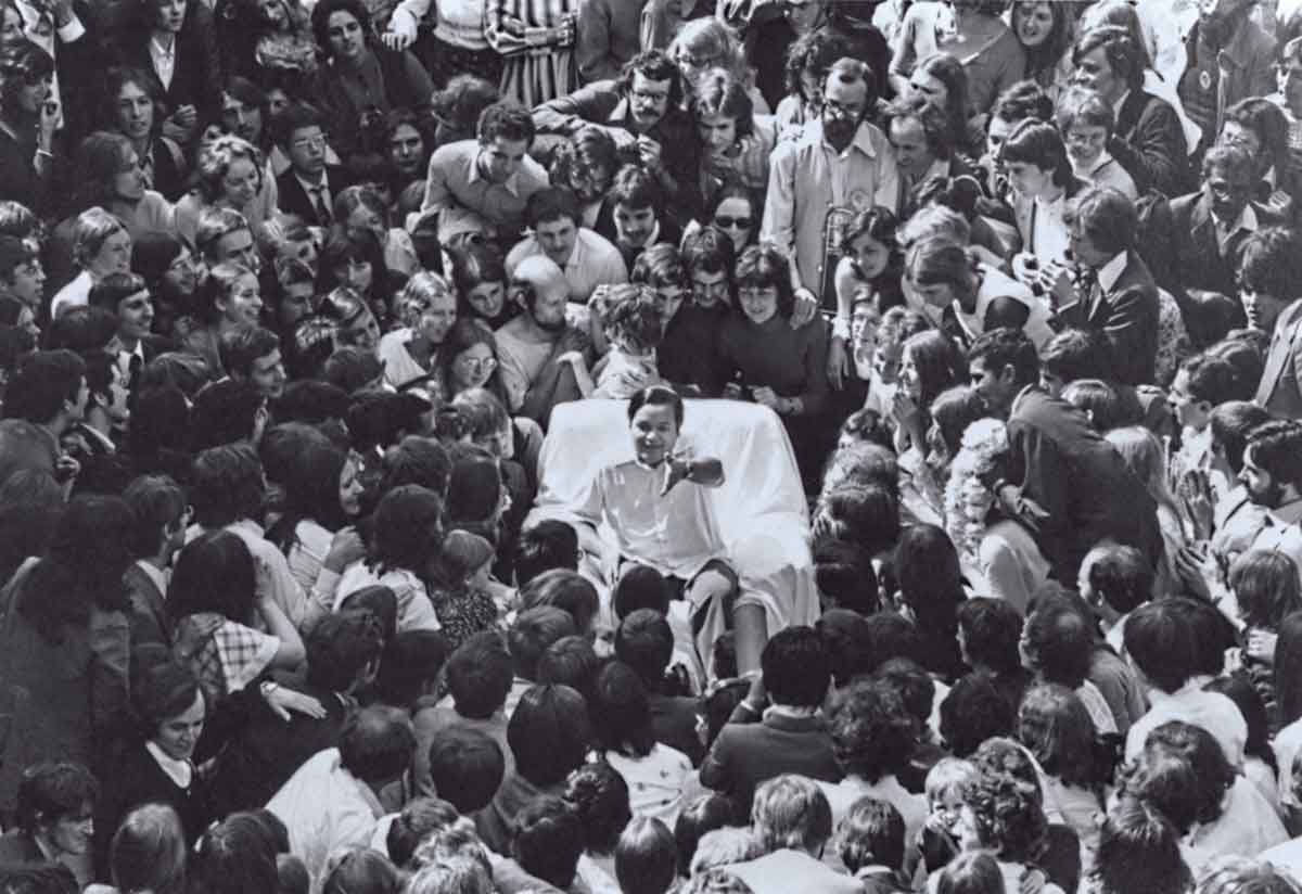 Prem Rawat addresses an intimate audience in the UK, circa 1970<br />

