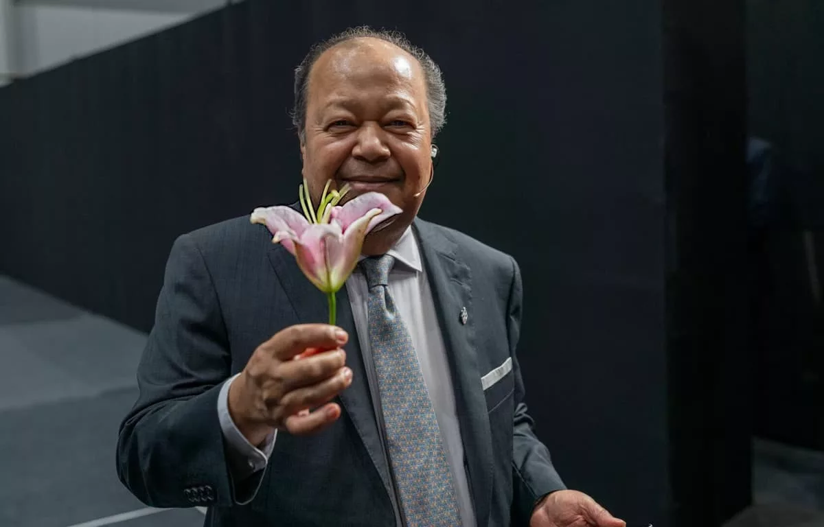 Prem Rawat with Flower