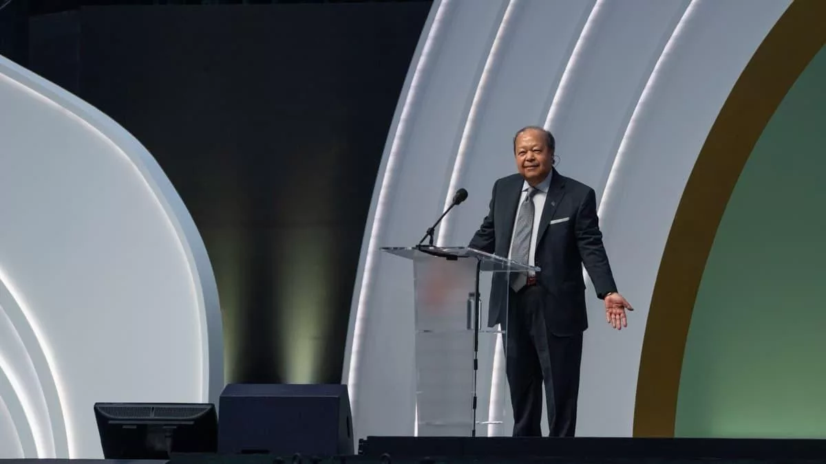 Audience members applaud during Prem Rawat’s event in Bologna, Italy