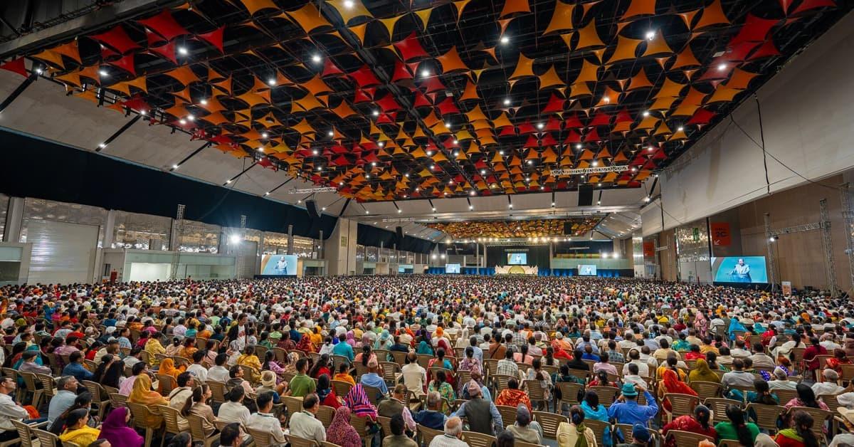 Audience members applaud during Prem Rawat’s event in Bologna, Italy